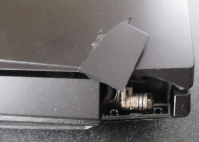 液晶画面開閉部（ヒンジ）が破損したノートパソコン